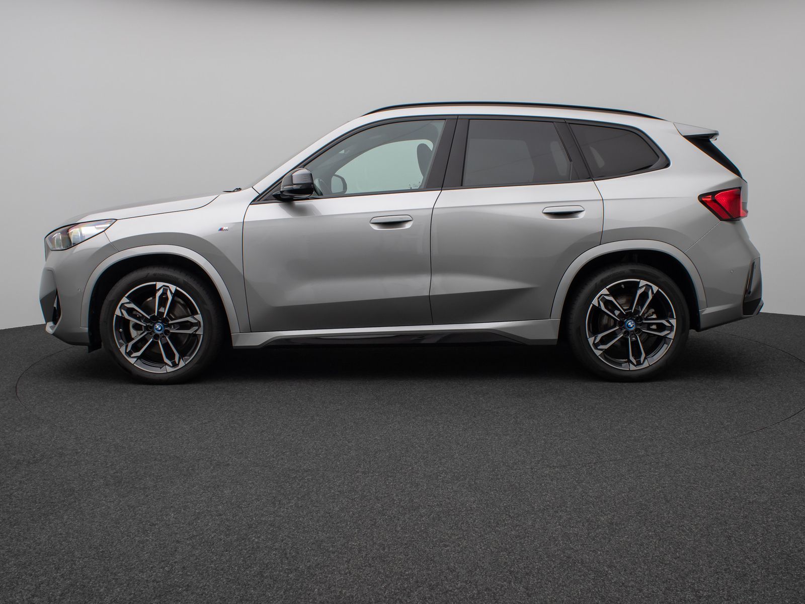 Fahrzeugabbildung BMW iX1 xD30 M Sport DAB Panorama Kamera Komfort 19"
