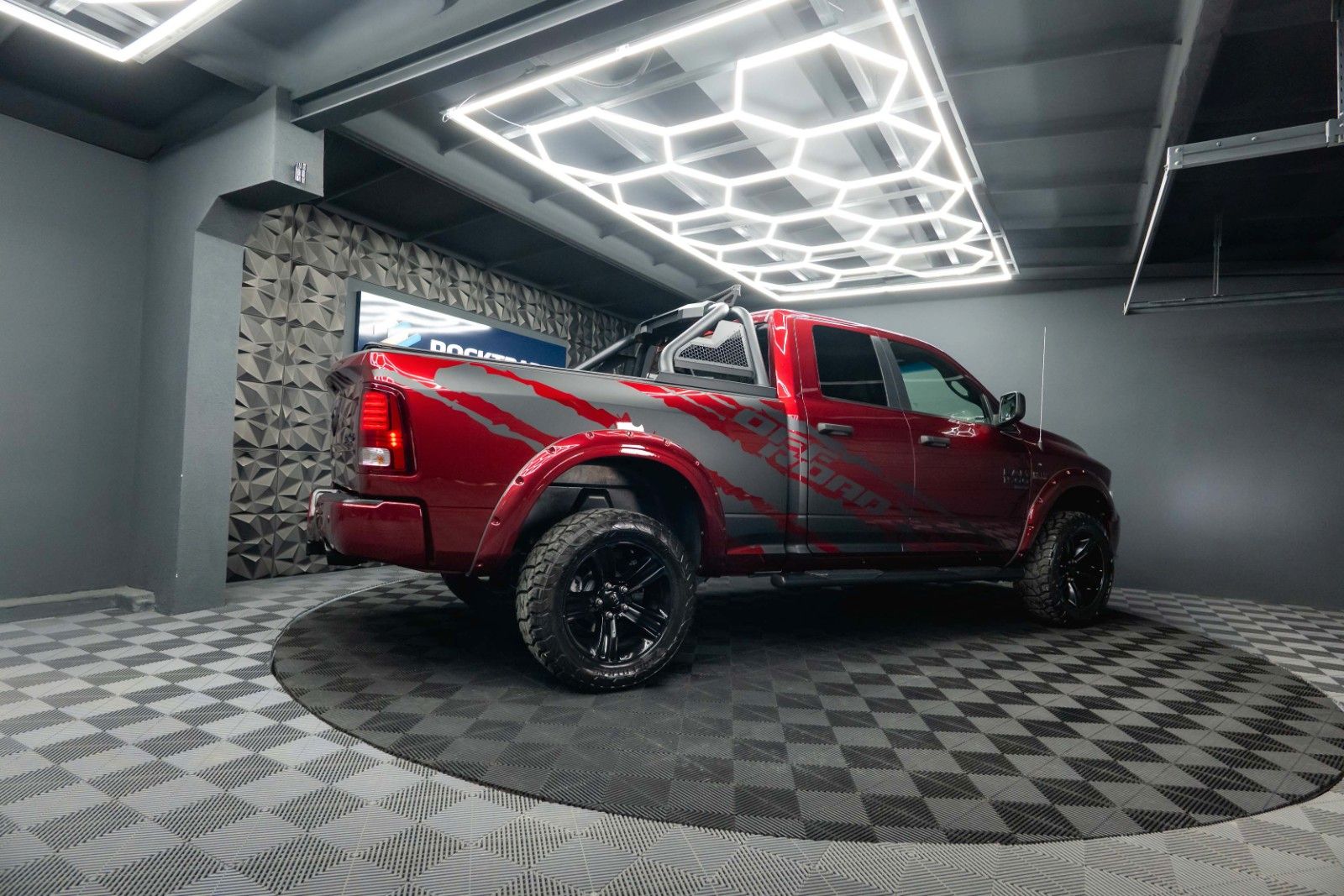 Fahrzeugabbildung Dodge RAM 5.7 V8 HEMI 4x4 OFFROAD Night-Paket LONG 19%
