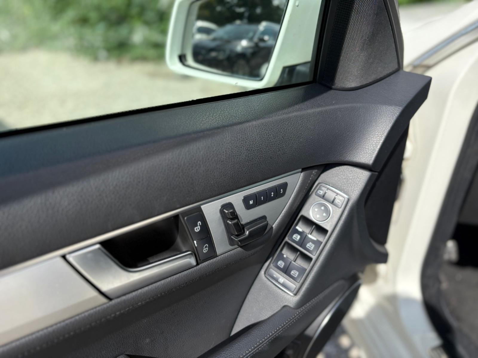 Mercedes-Benz C300 2012 — photo 9