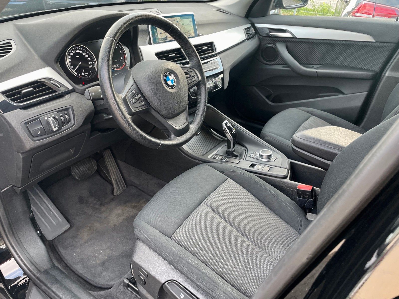 Fahrzeugabbildung BMW X1 sDrive18d Advantage Aut. Navi Parkassistent