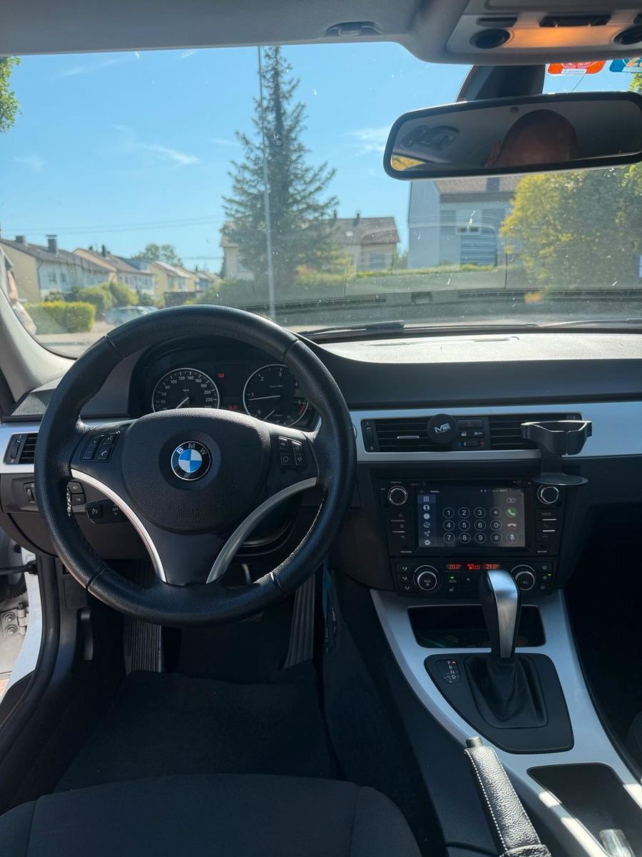BMW 318 2011 — photo 10