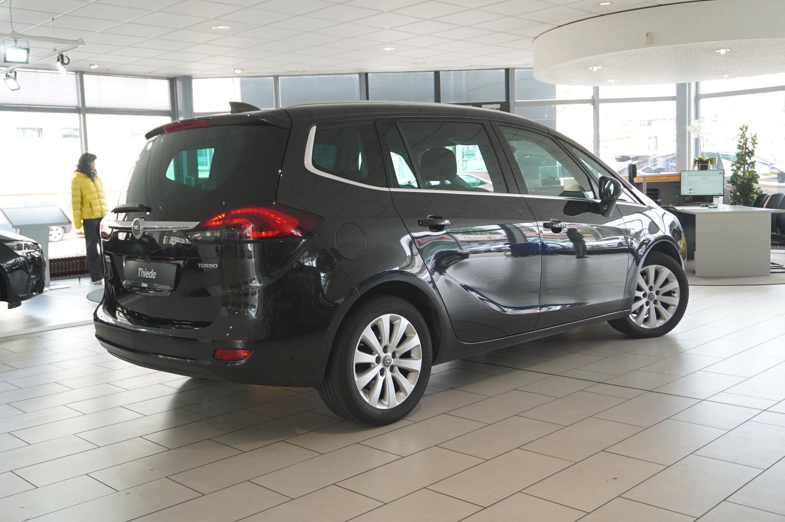 Fahrzeugabbildung Opel Zafira Tourer 1.4T INNOV. 7-SITZER NAVI/KAMERA