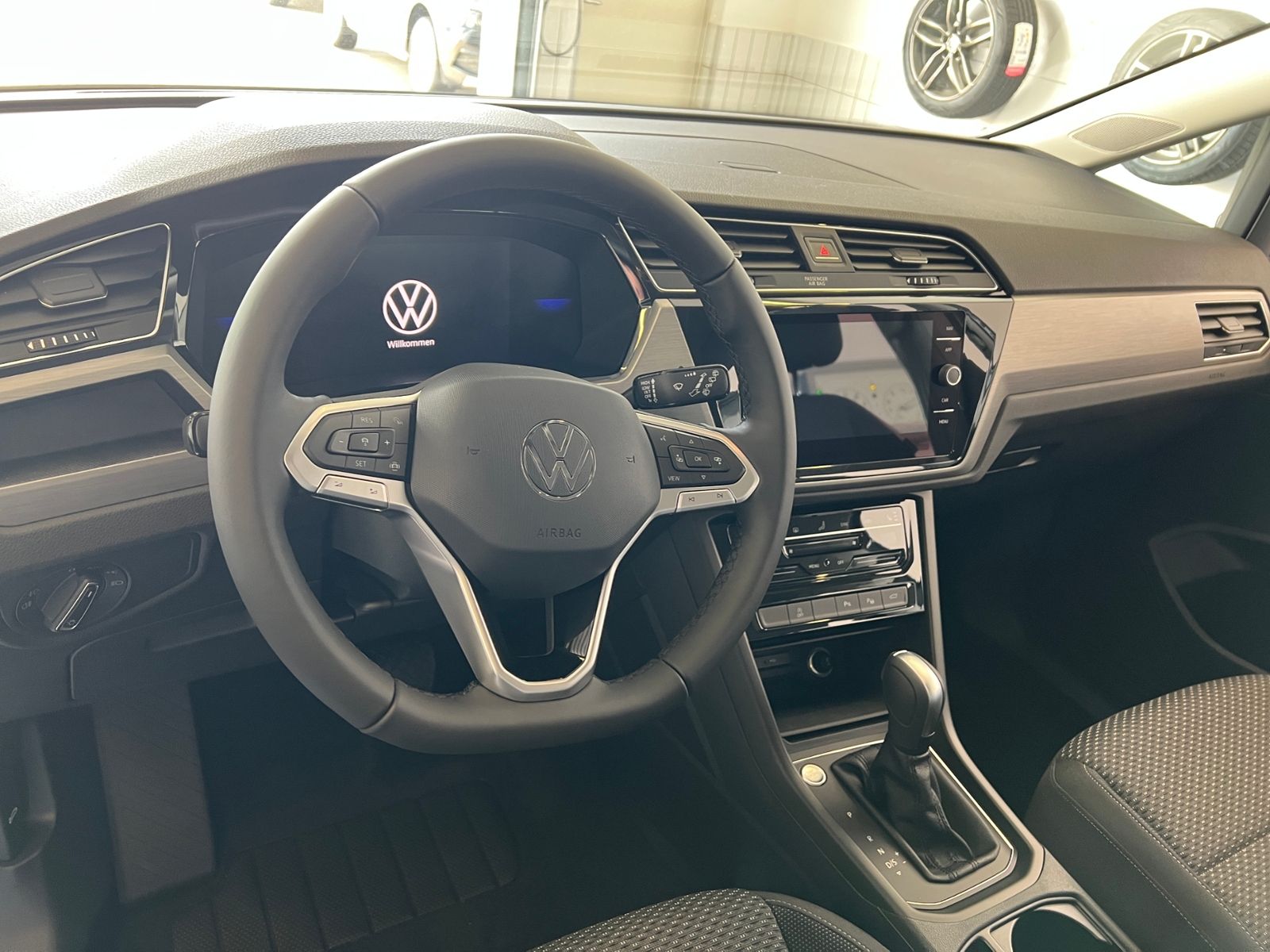 Fahrzeugabbildung Volkswagen Touran Comfortline 1.5 TSI DSG *AHK, LED, 7Sitze