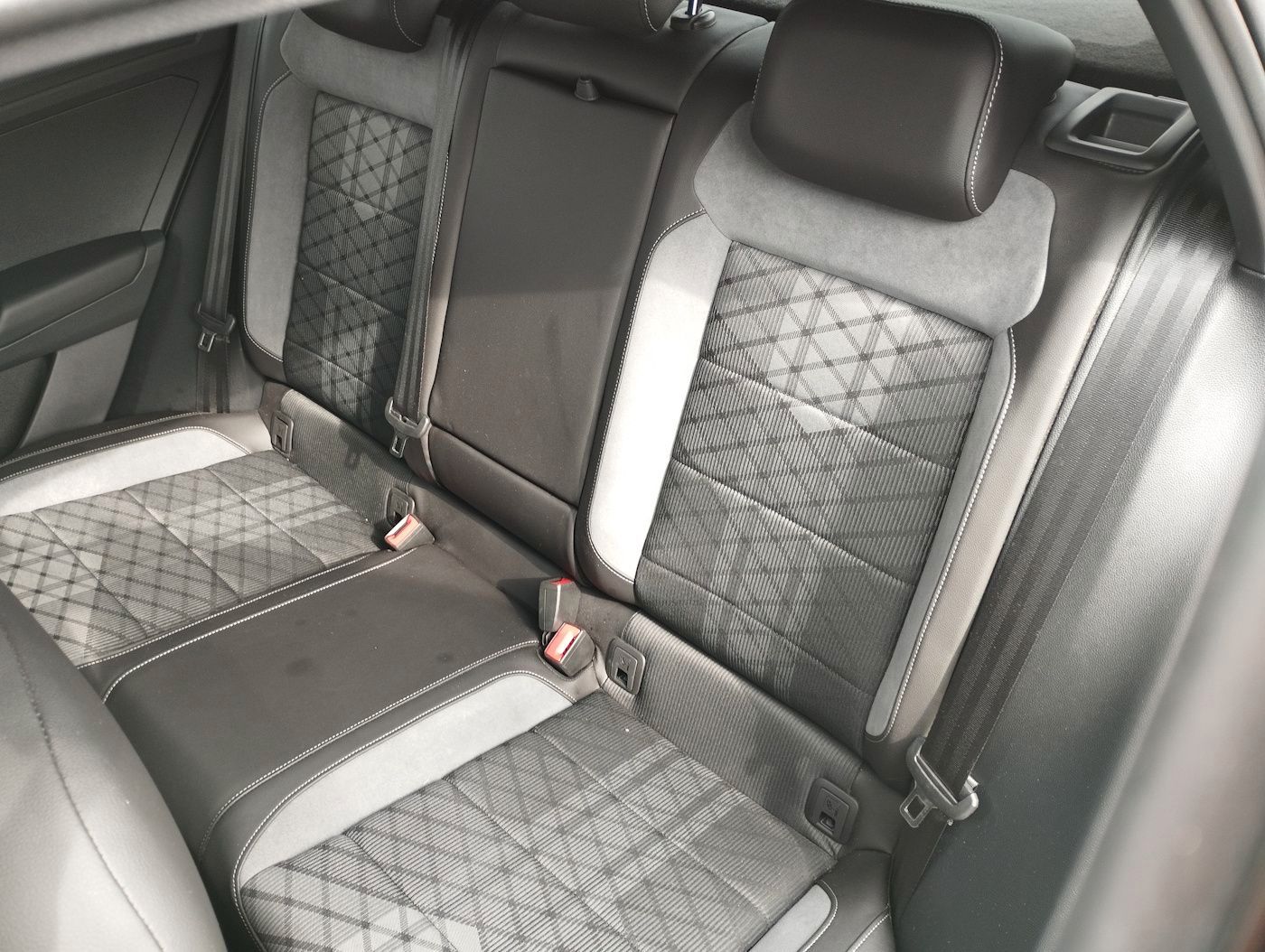 Fahrzeugabbildung Volkswagen T-Roc 1.5 TSI R-Line NEU43T DSG ACC Kamera LED