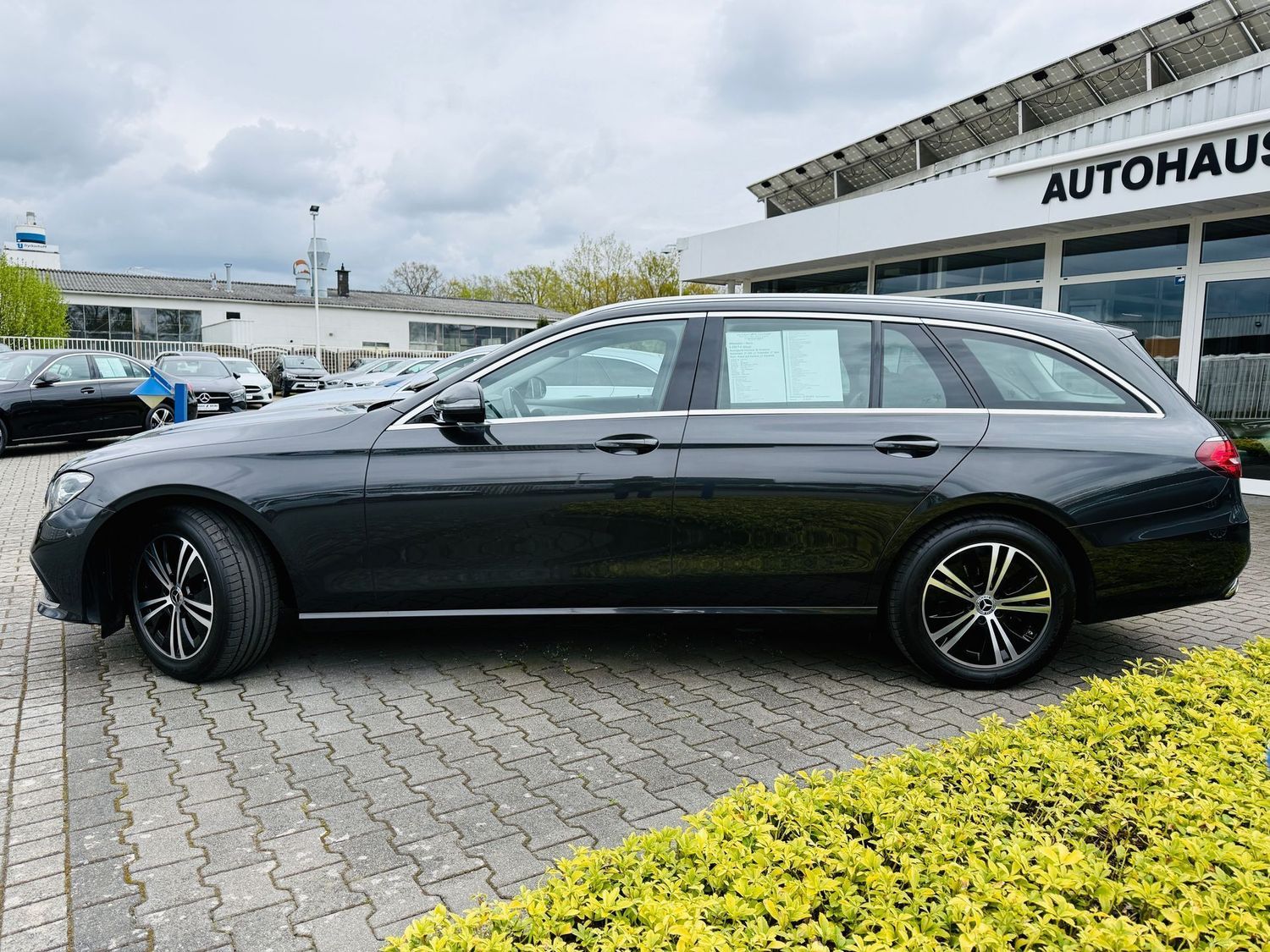Fahrzeugabbildung Mercedes-Benz E 220 T d AVANTGARDE, MBUX Premium, RFK, Totw, L