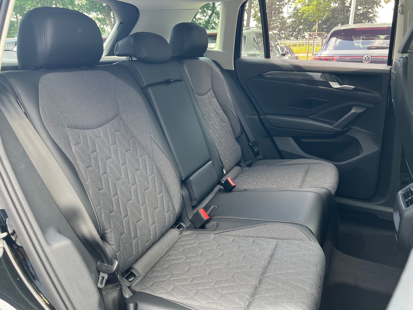 Fahrzeugabbildung Volkswagen Tiguan LIFE 1.5 eTSI DSG *AHK, LED Plus, Kamera,