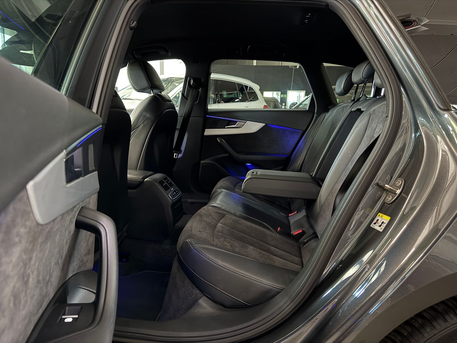 Fahrzeugabbildung Audi A4 2.0 TFSI S-TRONIC 3X-SLINE VIRTUAL LED VOLL