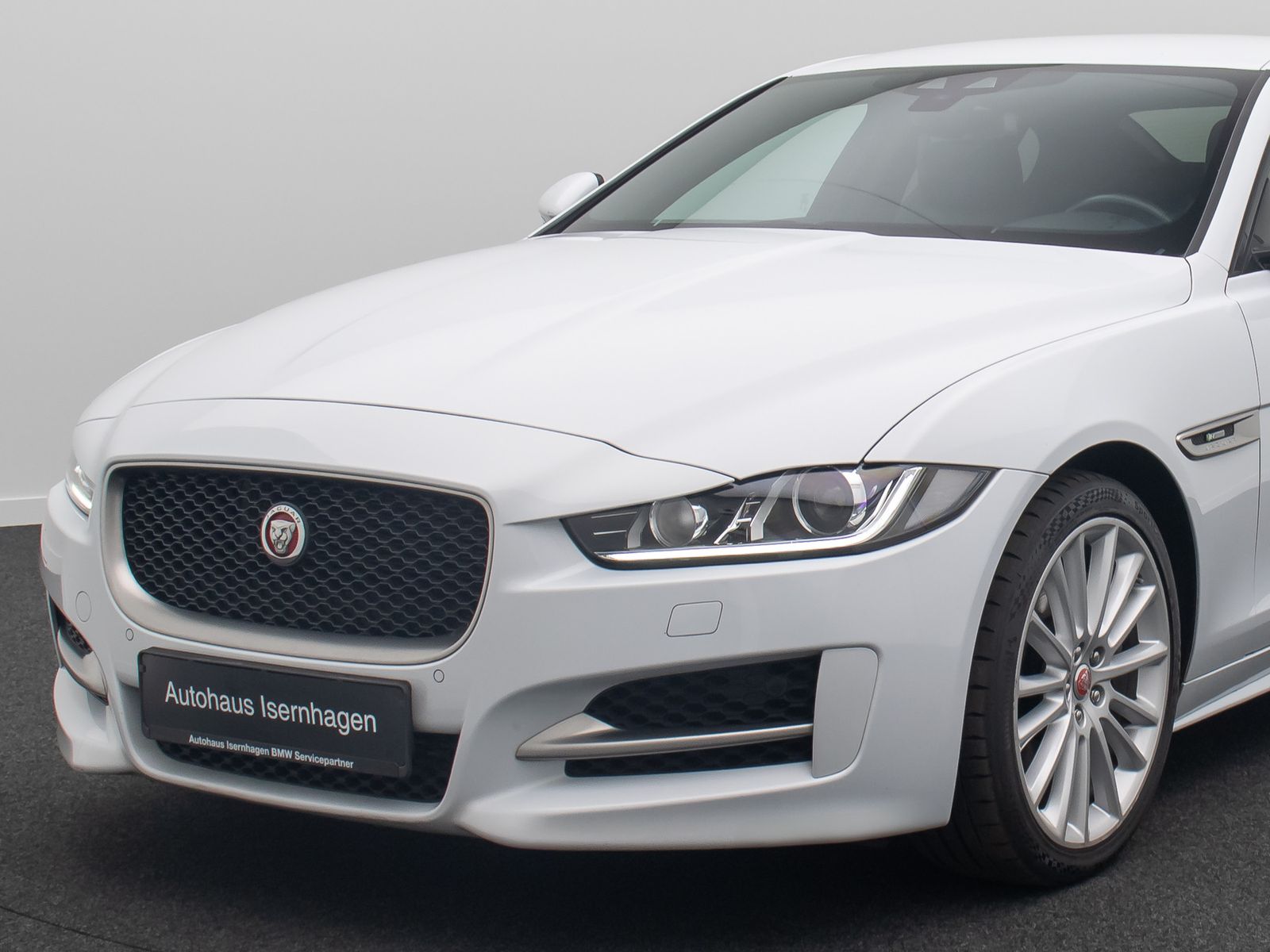 Fahrzeugabbildung Jaguar XE R-Sport FahrAssist Navi Sound Komfort 19Zoll
