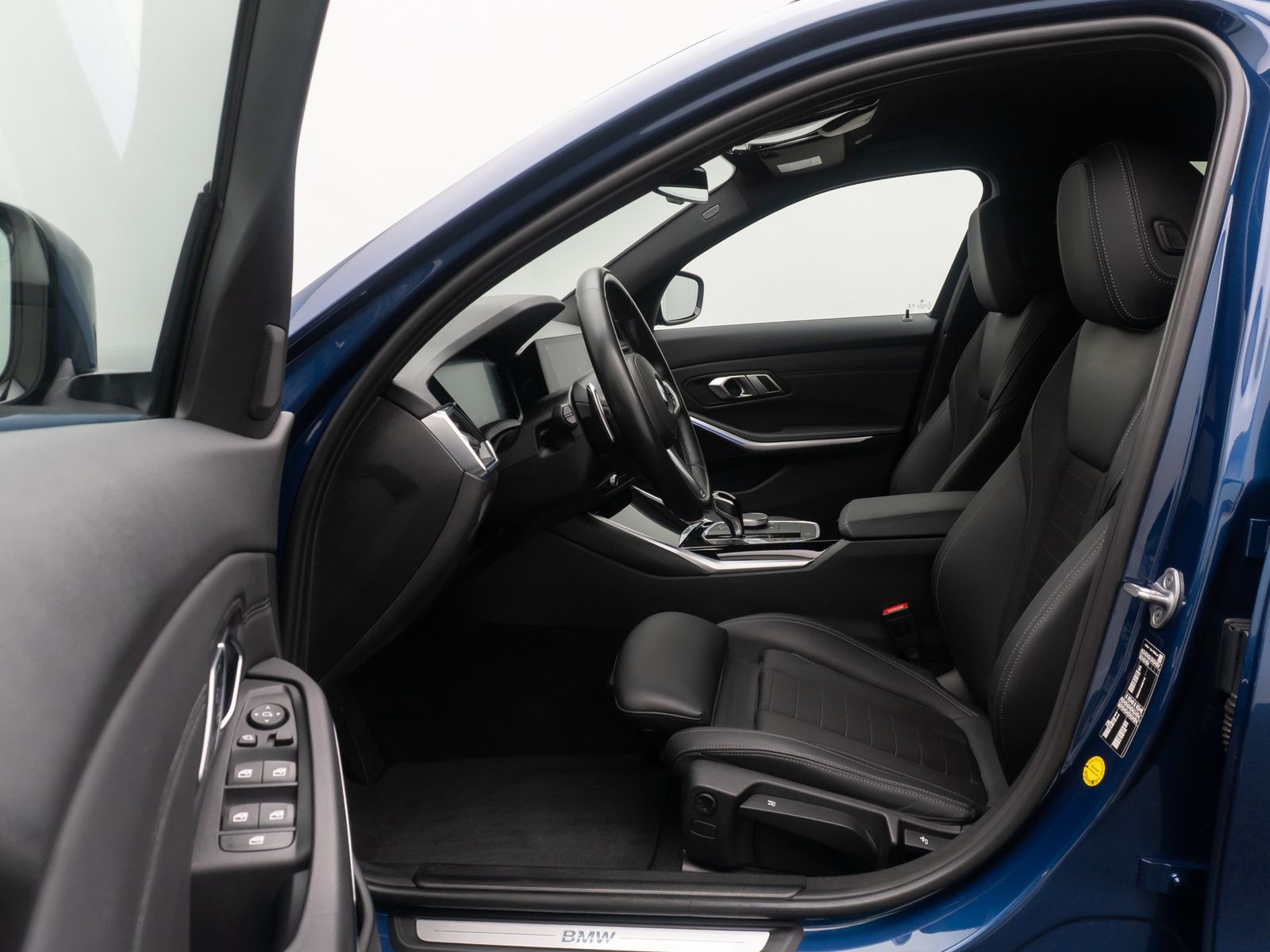 Fahrzeugabbildung BMW 320d SportLine Alarm DAB HiFi Komfort Kamera 18"