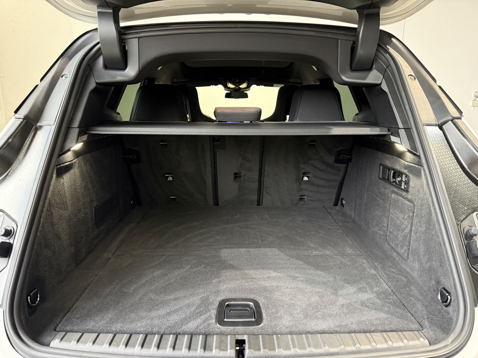 Fahrzeugabbildung BMW iX M70 | B&W| Panorama-Glasdach| Sitzbelüftung v