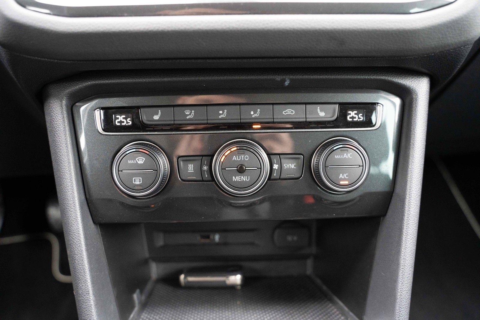 Fahrzeugabbildung Volkswagen TIGUAN 1.5 COMF KAM STHZ ERGO NAVI ACC KEYLESS