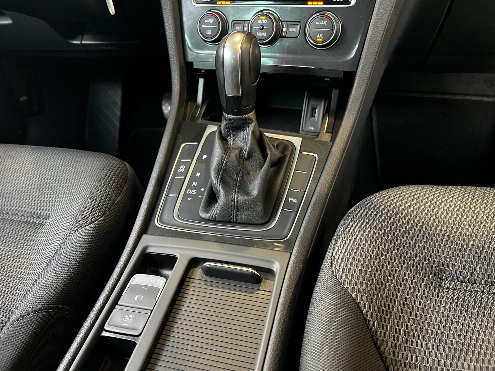 Fahrzeugabbildung Volkswagen Golf VII Lim. Comfortline BMT ACC  NAVI ALU