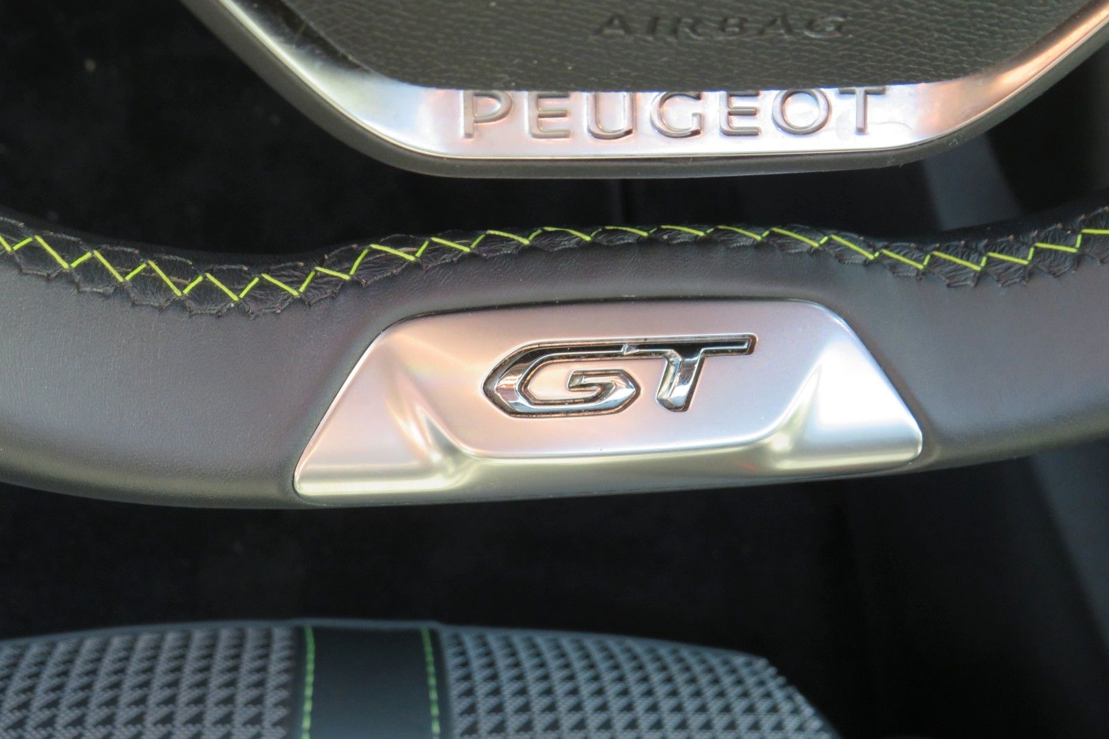 Fahrzeugabbildung Peugeot 2008 e- GT PANO NAVI KAMERA SITZH. PDC 1.HD