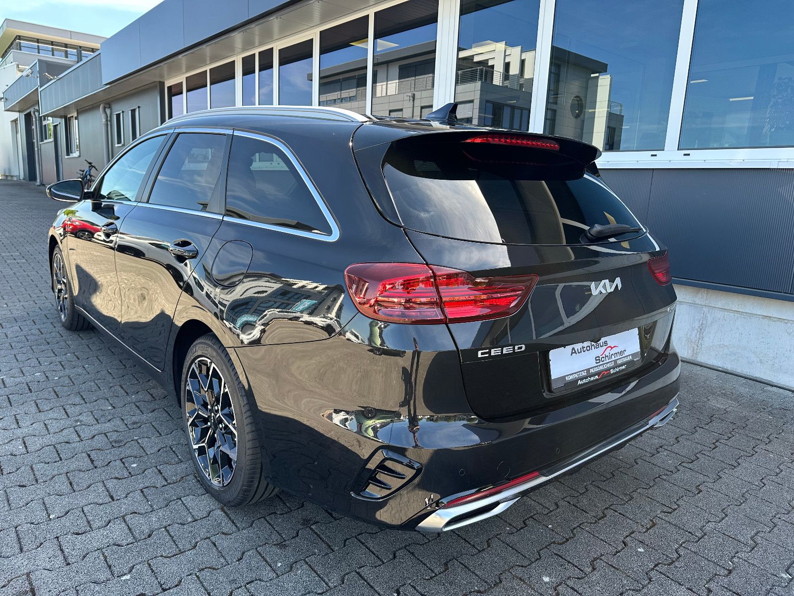 Fahrzeugabbildung Kia CEED_SW 1.5T 140 DCT7 GTL TEC LEDER