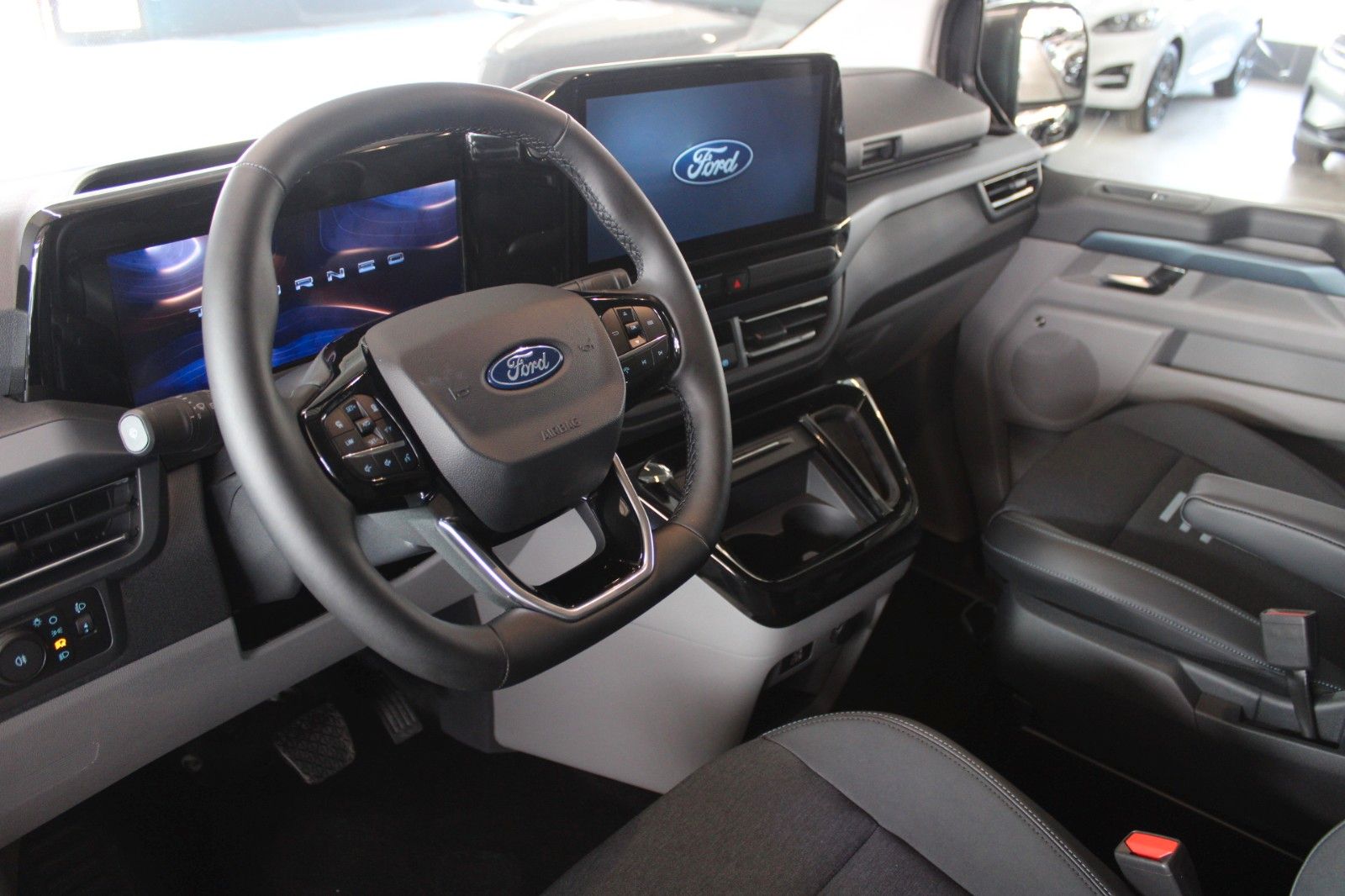 Fahrzeugabbildung Ford Tourneo Custom L1 Active AWD Automatik AHK STDHZ