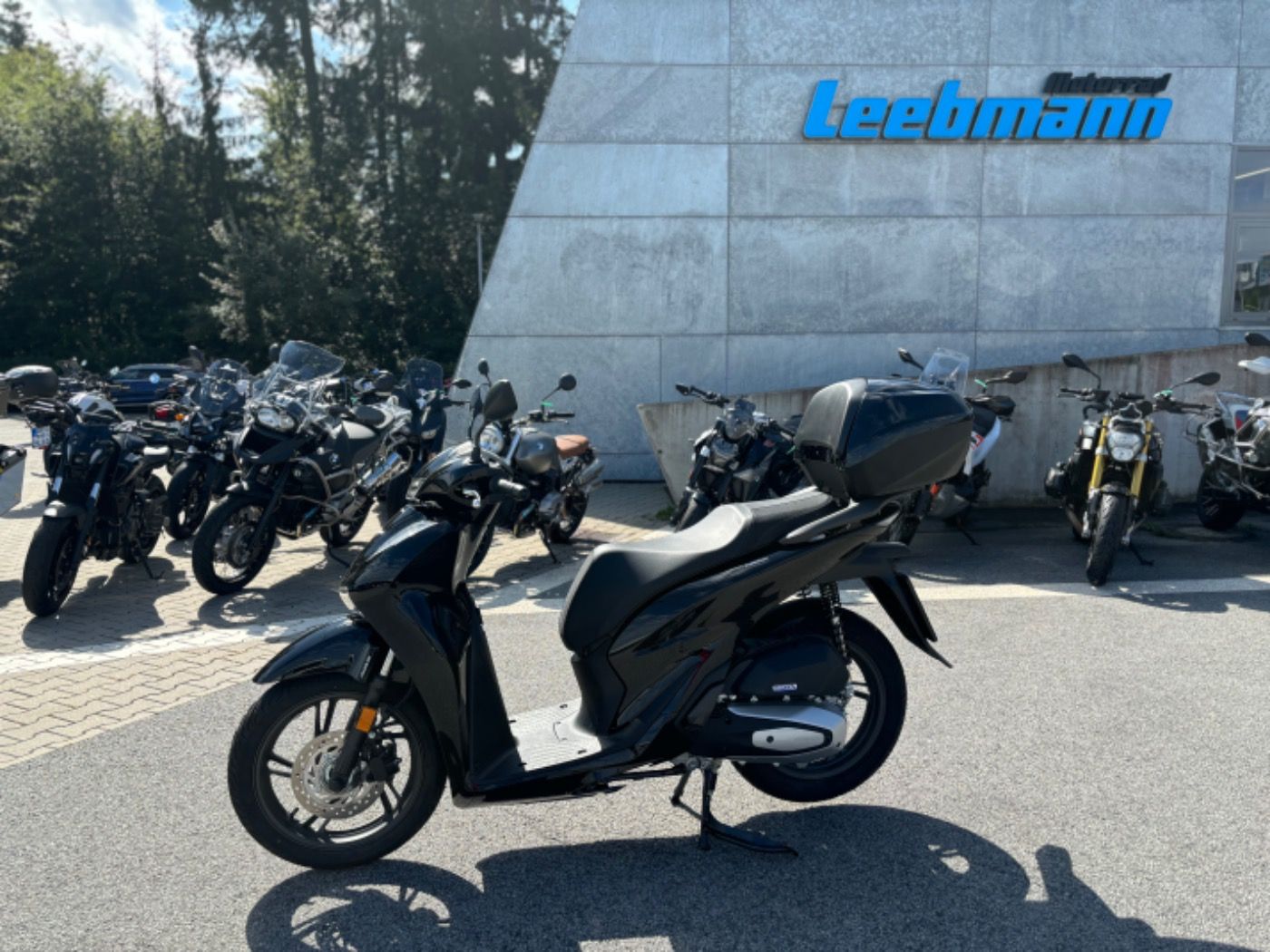 Fahrzeugabbildung Honda SH 125 i inklusive Smart-Topcase 2025