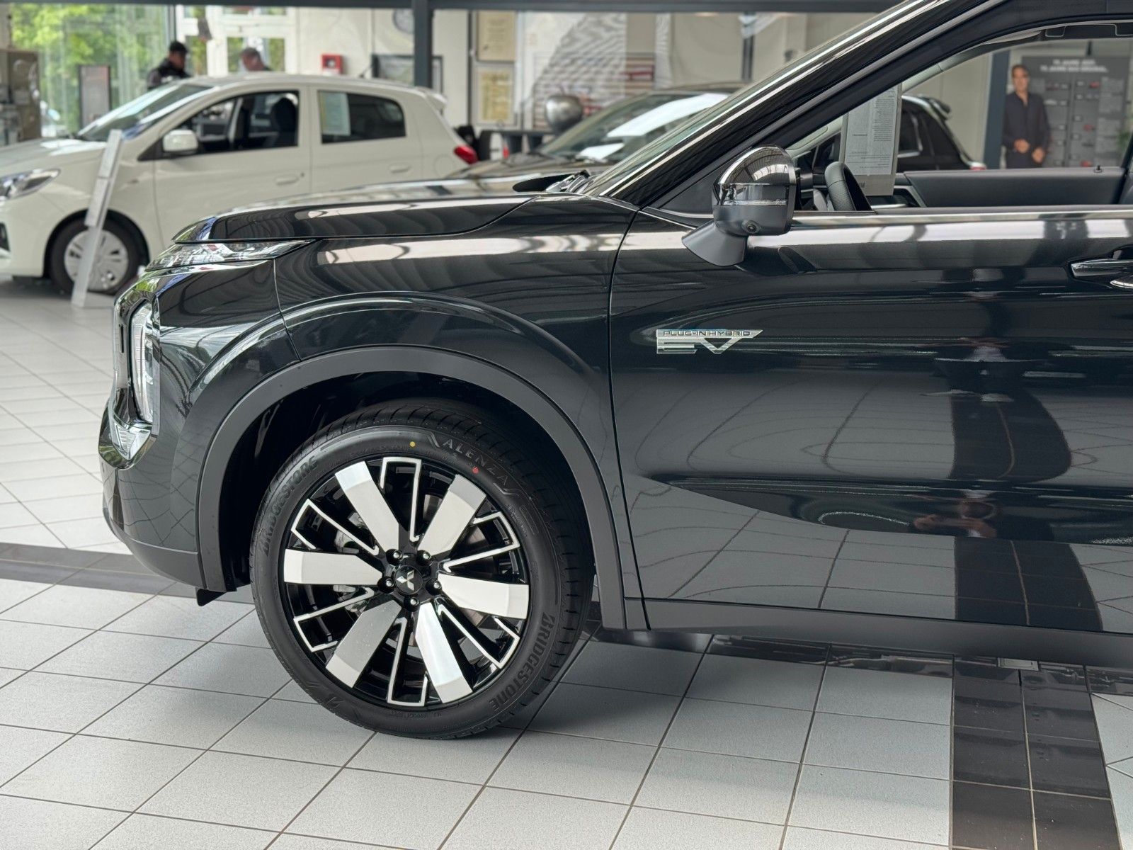 Fahrzeugabbildung Mitsubishi Outlander 2.4 PLUG-IN HYBRID 4WD Intro Edition