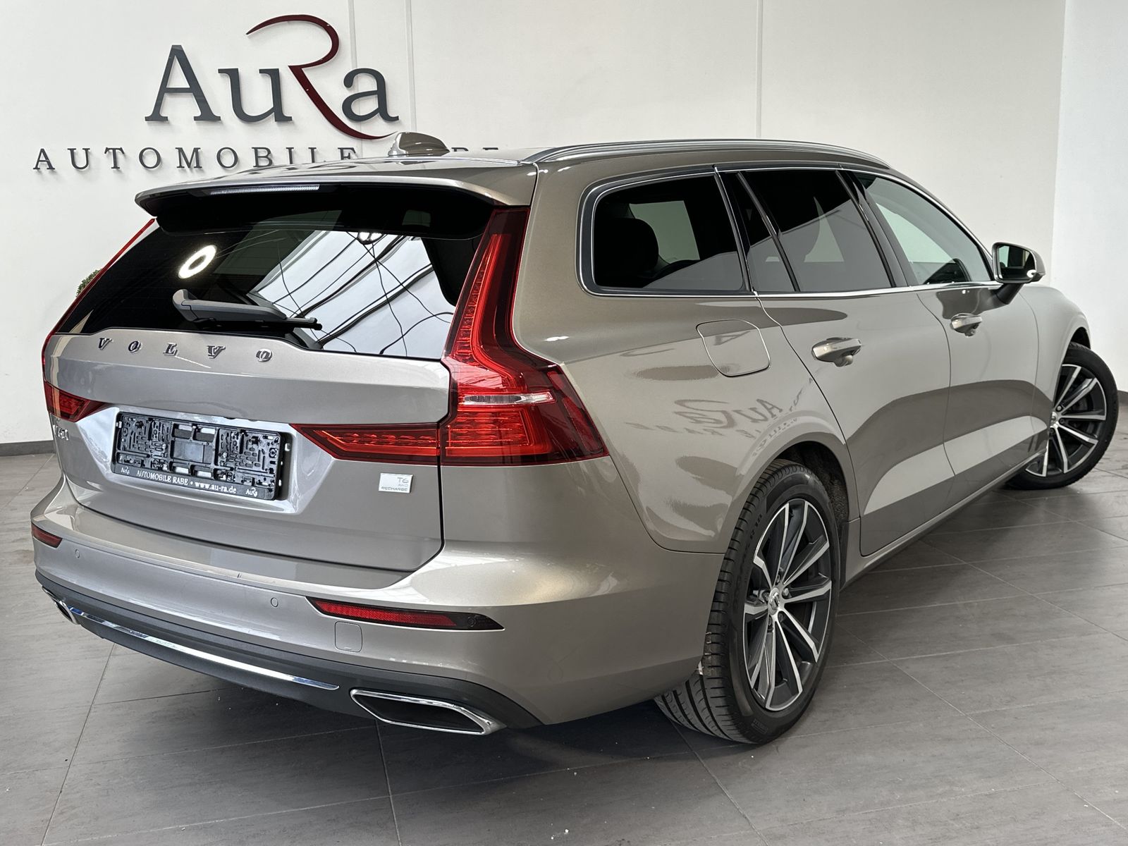 Fahrzeugabbildung Volvo V60 Inscription Hybrid AWD NAV+LED+PANO+AHK+H&K