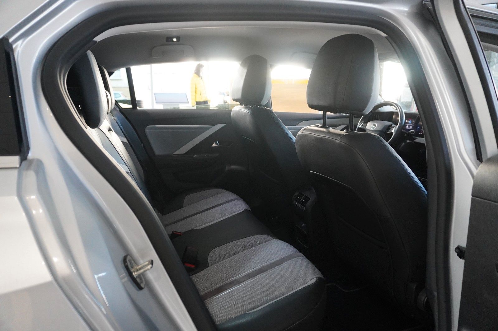 Fahrzeugabbildung Opel Astra L Lim. 1.6 HYBRID ELEGANCE NAVI/LED/KAMERA
