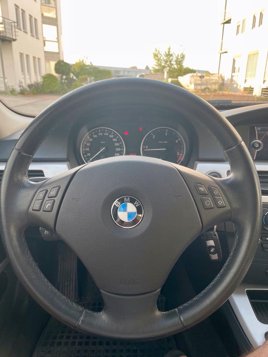 BMW 320 2011 — photo 14