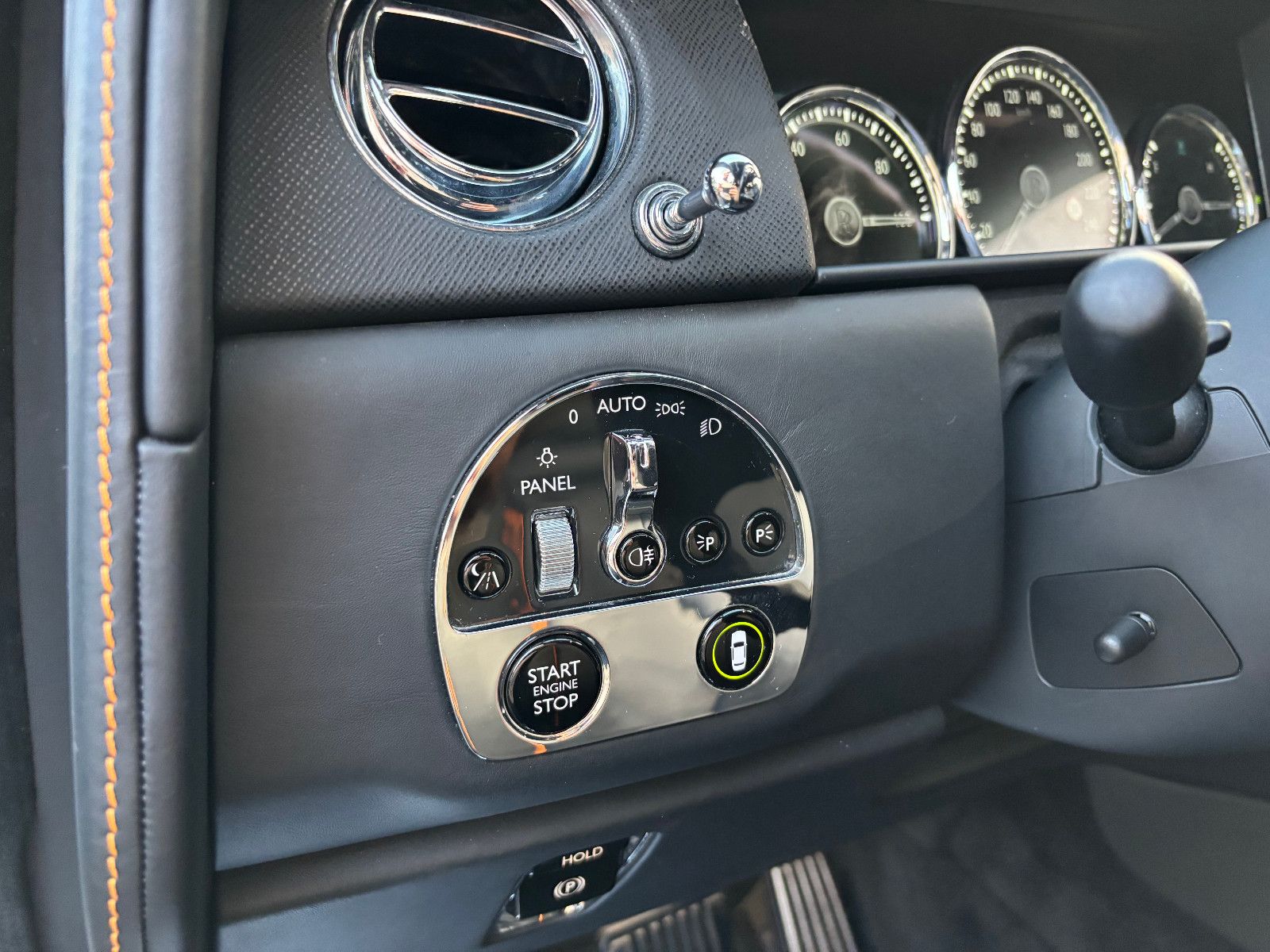 Fahrzeugabbildung Rolls-Royce Cullinan/NOVITEC/WIDEBODY/24''/FOND-TV/STERNEHIM