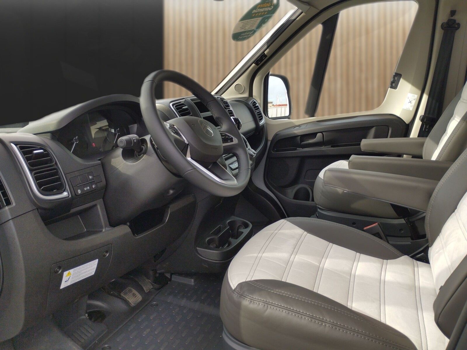 Fahrzeugabbildung Sunlight Adventure Cliff 640 Automatik, Dörr Edition, LT