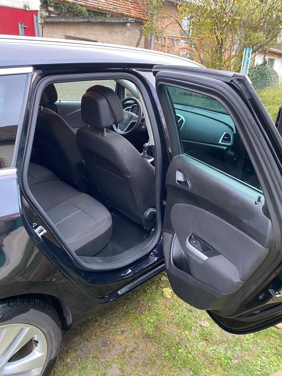 Opel Astra 2011 — photo 6