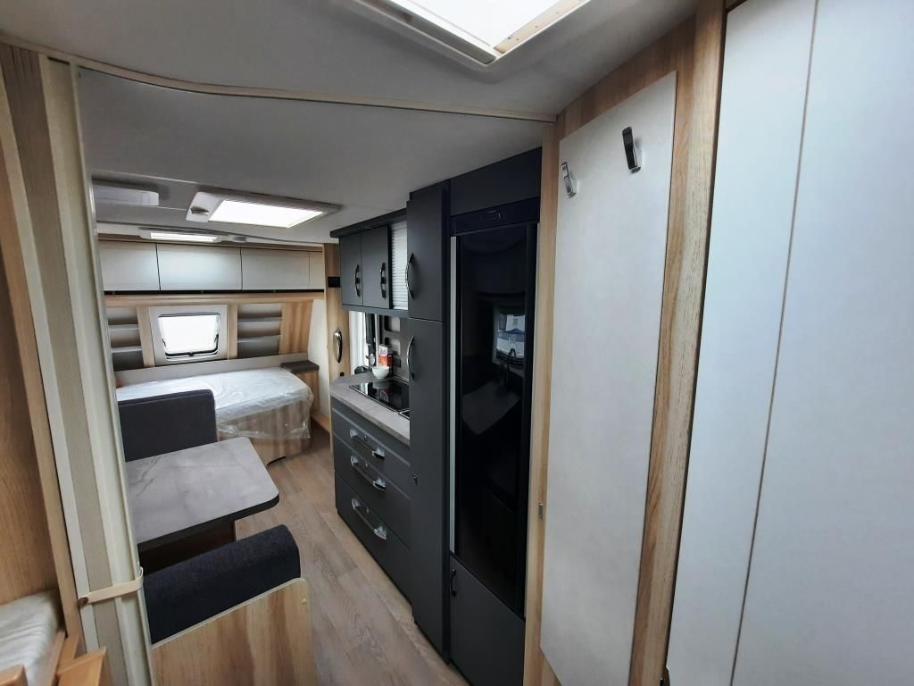 Fahrzeugabbildung Hobby De Luxe 545 KMF Verfüg./Auflastung 2.000 Kg