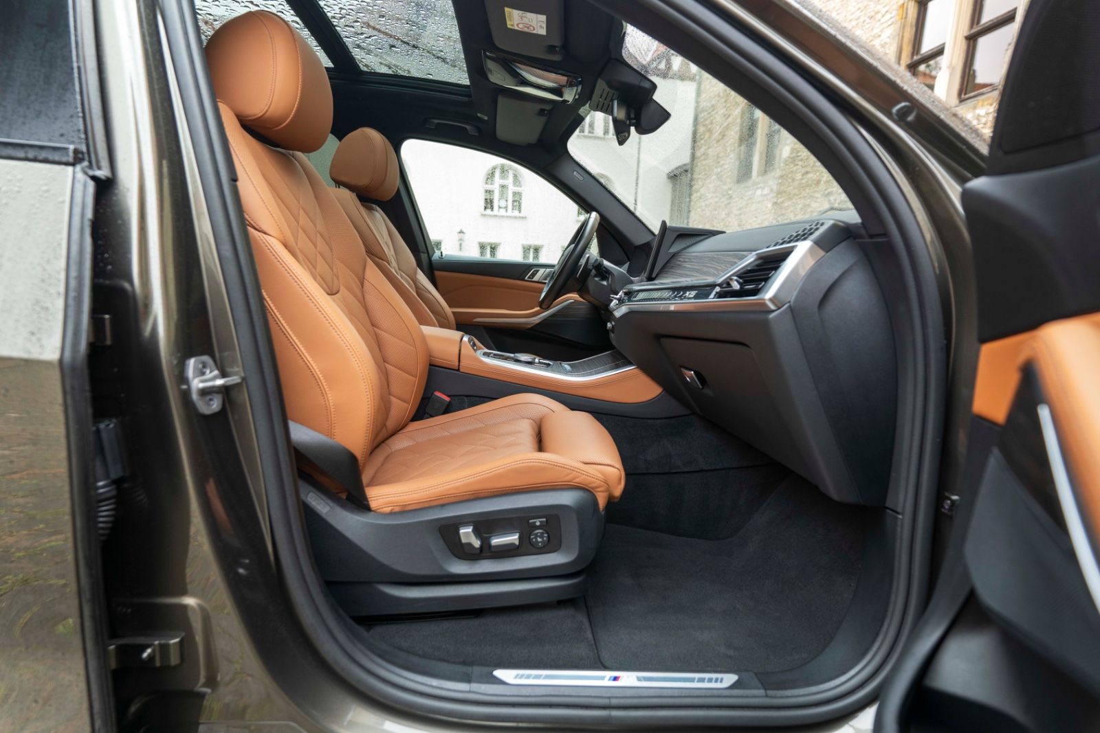 Fahrzeugabbildung BMW X5 50e xDrive M SPORT PANO LUFT KAM MASSAGE HIFI