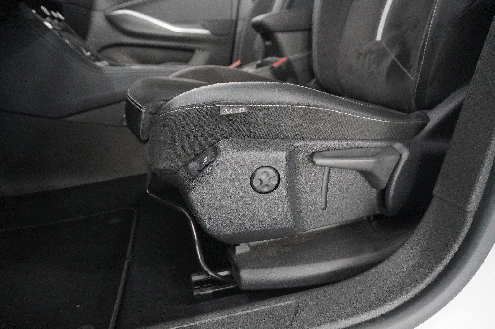 Fahrzeugabbildung Opel Grandland (X) 1.6T GSe HYBRID 4X4 NAVI/LED/SPORT