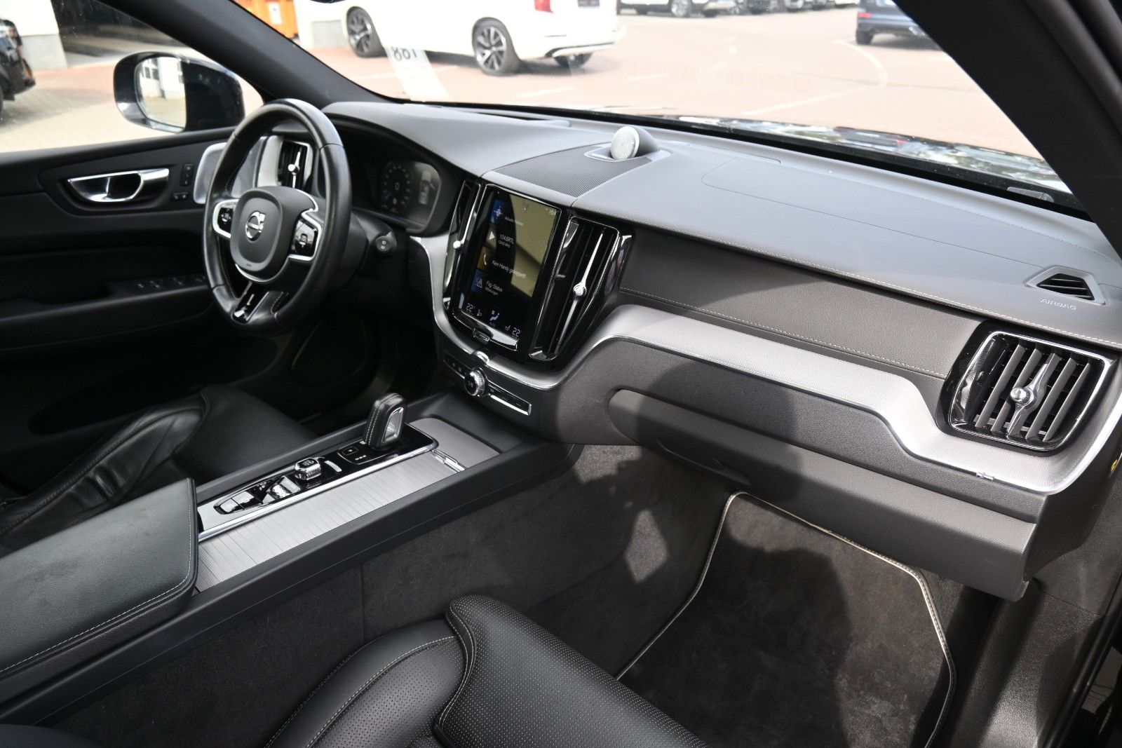 Fahrzeugabbildung Volvo XC60 B5D AWD R-Design*LED*PANO*STHZ*LUFT*B&W*AHK