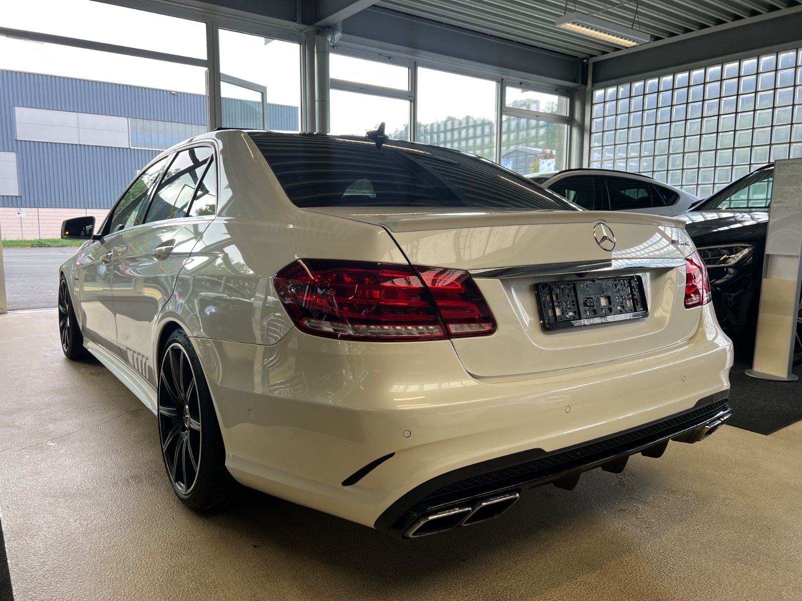 Fahrzeugabbildung Mercedes-Benz E 63 AMG E Lim. *DIAMANTWEISS*MB-SCHECKHEFT*