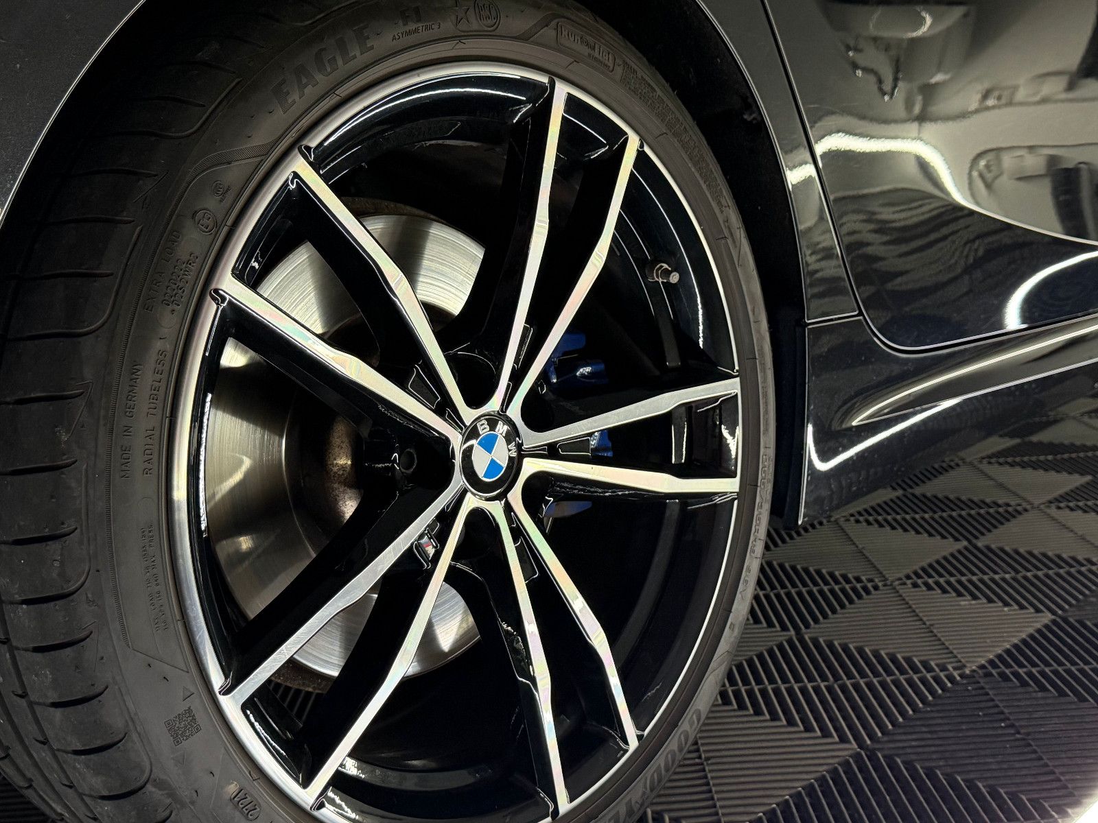 Fahrzeugabbildung BMW 330 i Lim. M SPORT/HIFI/VRTL+/DAB+/KAMERA/LASER