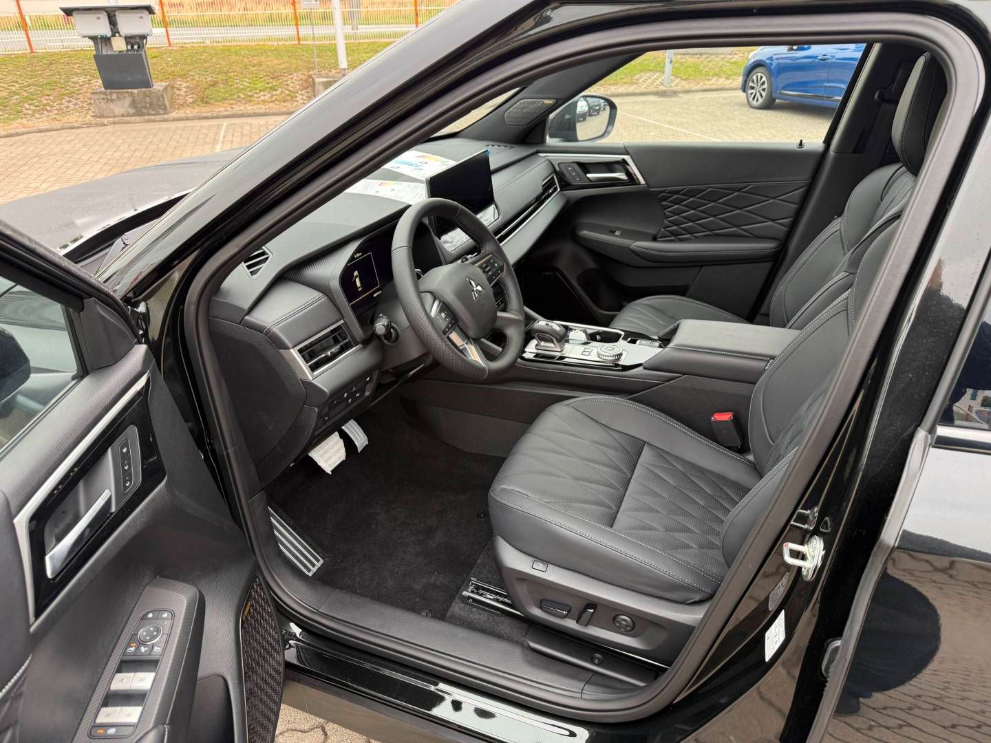 Fahrzeugabbildung Mitsubishi Outlander Plug-in Hybrid Black  2.4
