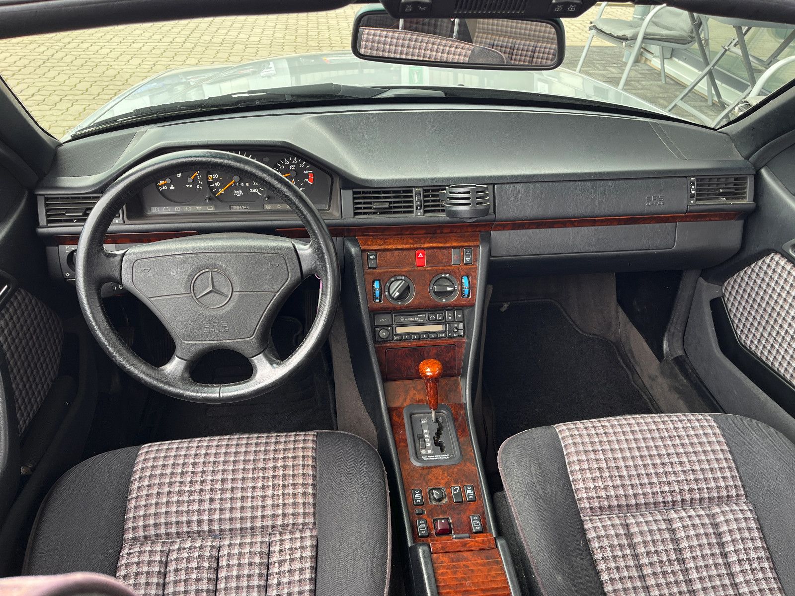 Fahrzeugabbildung Mercedes-Benz E 230