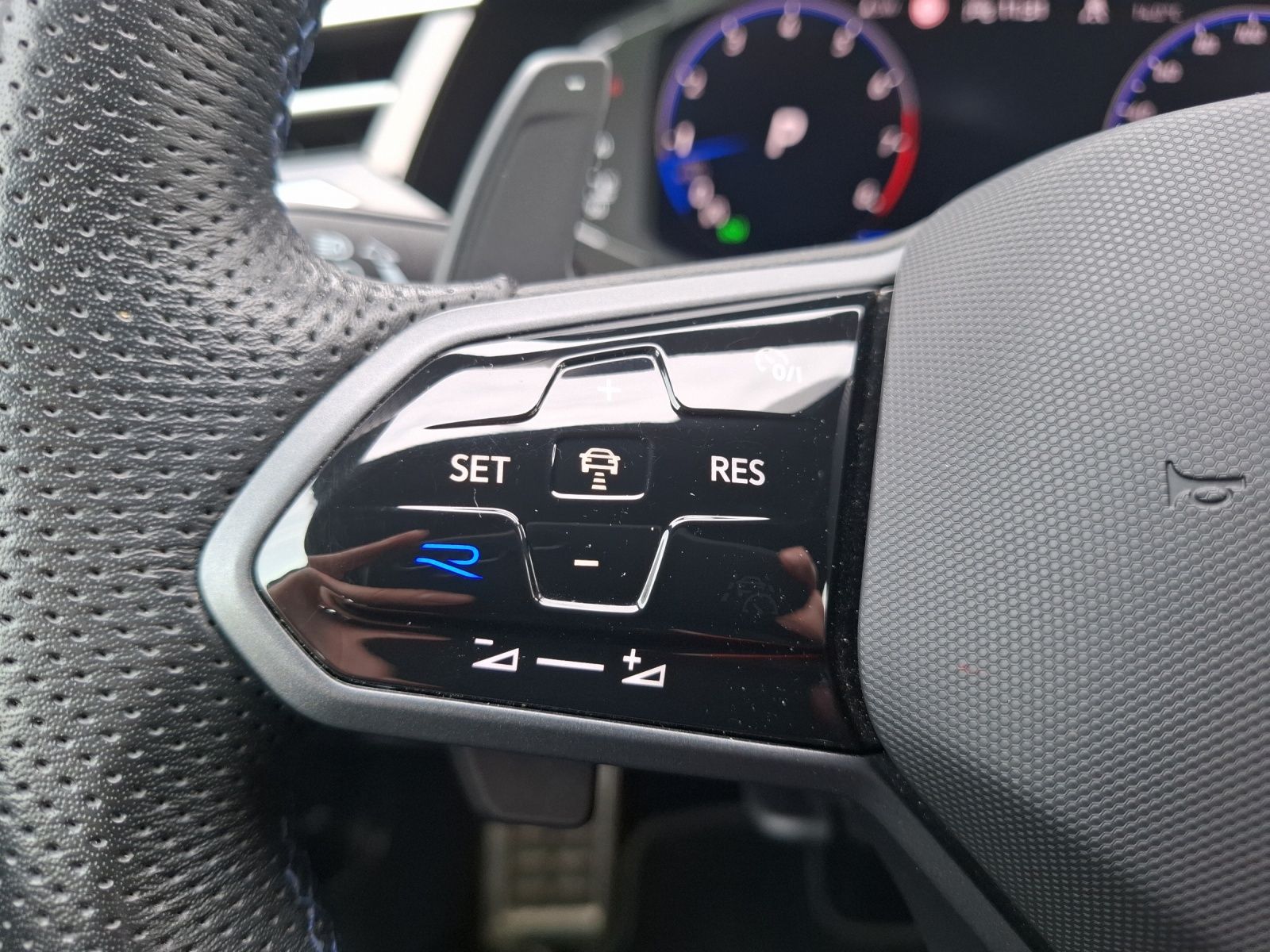Fahrzeugabbildung Volkswagen Arteon SB R DSG 4M LED Navi AID ACC RFK Harman S
