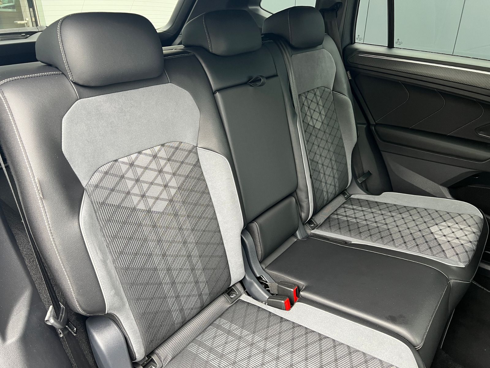 Fahrzeugabbildung Volkswagen Tiguan Allspace R-Line 2.0 TDI DSG 4Motion *AHK,
