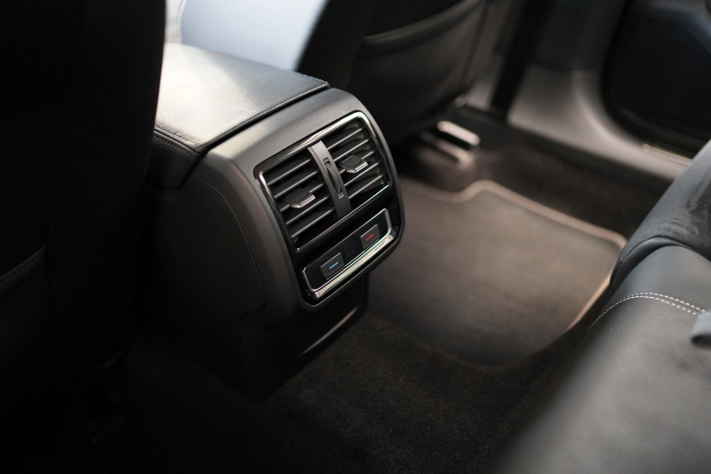 Fahrzeugabbildung Volkswagen Passat 2.0 TSI DSG Elegance ACC+AUT+Alcant.+LED