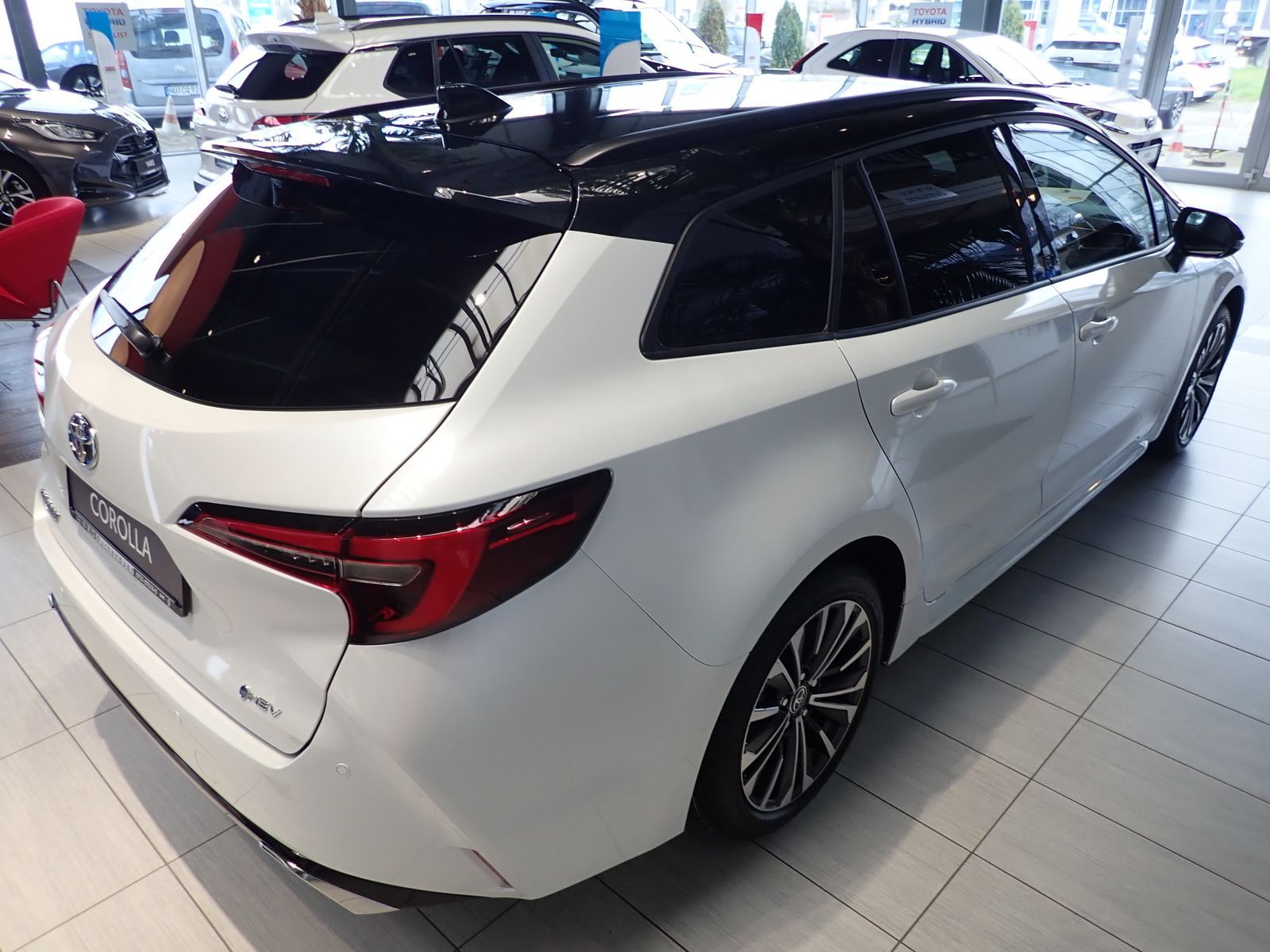 Fahrzeugabbildung Toyota Corolla Touring Sport Hybrid Black and White