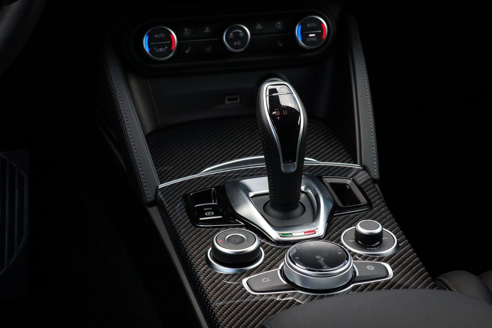 Fahrzeugabbildung Alfa Romeo Stelvio Quadrifoglio*Panorama*Leder*H&K*Kamera*