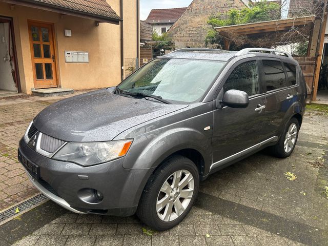 Mitsubishi Outlander 2.4 Automatik 7 Sitzer TÜV Neu