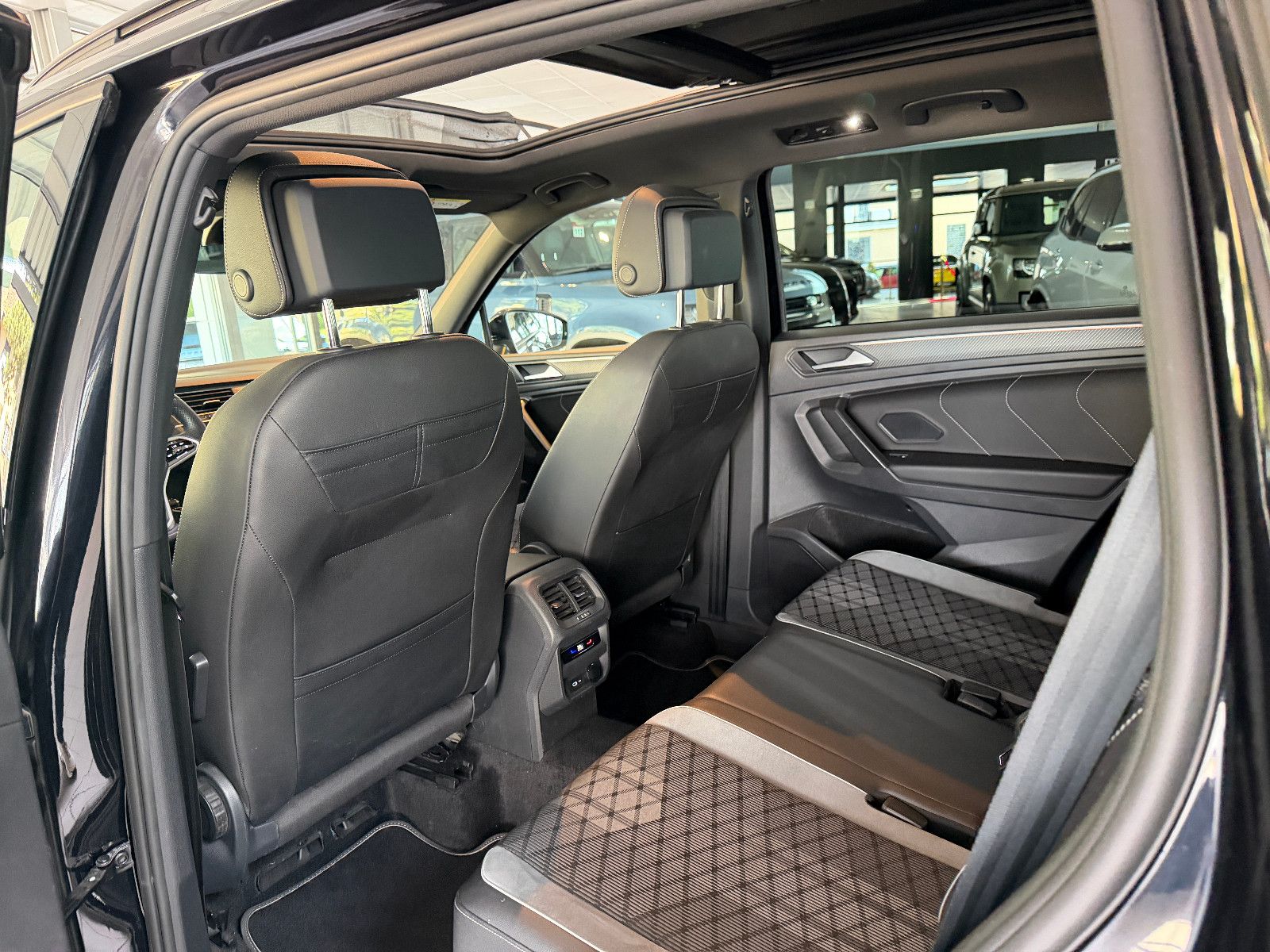 Fahrzeugabbildung Volkswagen Tiguan Allspace R-Line /PANO/HUD/HARMAN-KARDON/