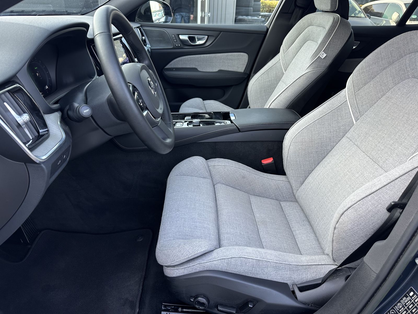 Fahrzeugabbildung Volvo V60 T6 Hybrid Plus Dark AWD NAV+LED+H&K+V-COCK