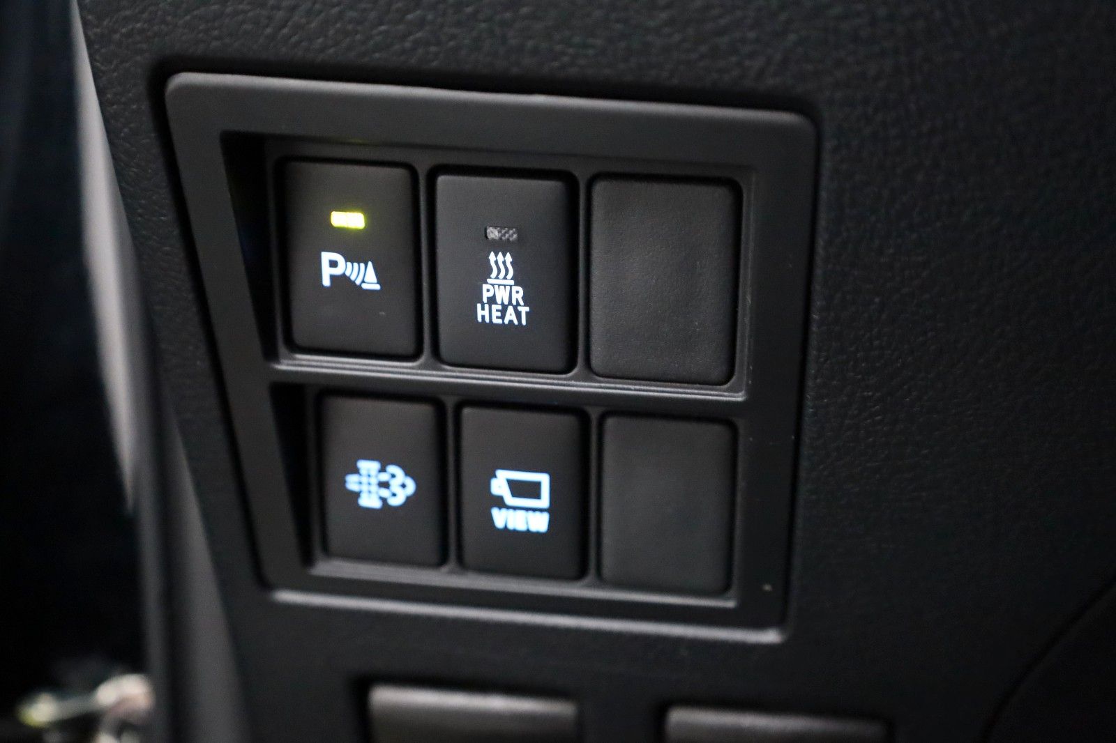 Fahrzeugabbildung Toyota Hilux Double Cab Invincible,ACC, Navi,Rollo, AHK