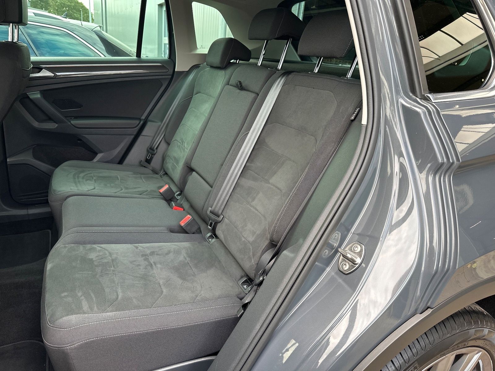 Fahrzeugabbildung Volkswagen Tiguan 2.0 TDI DSG Sport NAV+IQ-LIGHT+KAM+20ZO