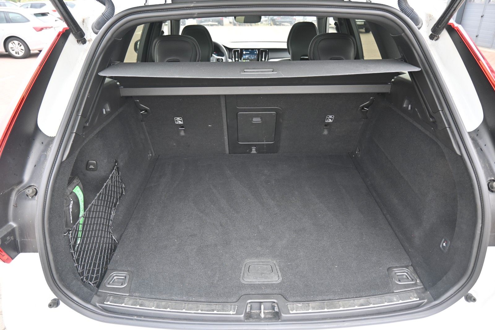 Fahrzeugabbildung Volvo XC60 B4 Benzin FWD Plus Dark*STHZG*360°*ACC*AHK