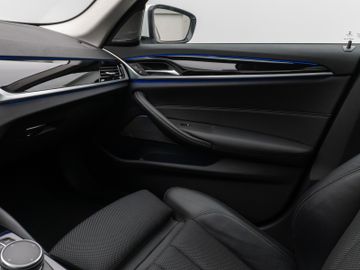Fahrzeugabbildung BMW 520d SportLine Kamera Panorama HUD H/K AHK LED