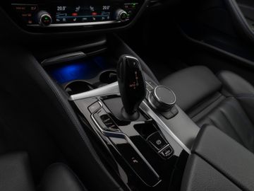 Fahrzeugabbildung BMW 520d xD M Sport Laser Kamera HUD DAB HiFi AHK