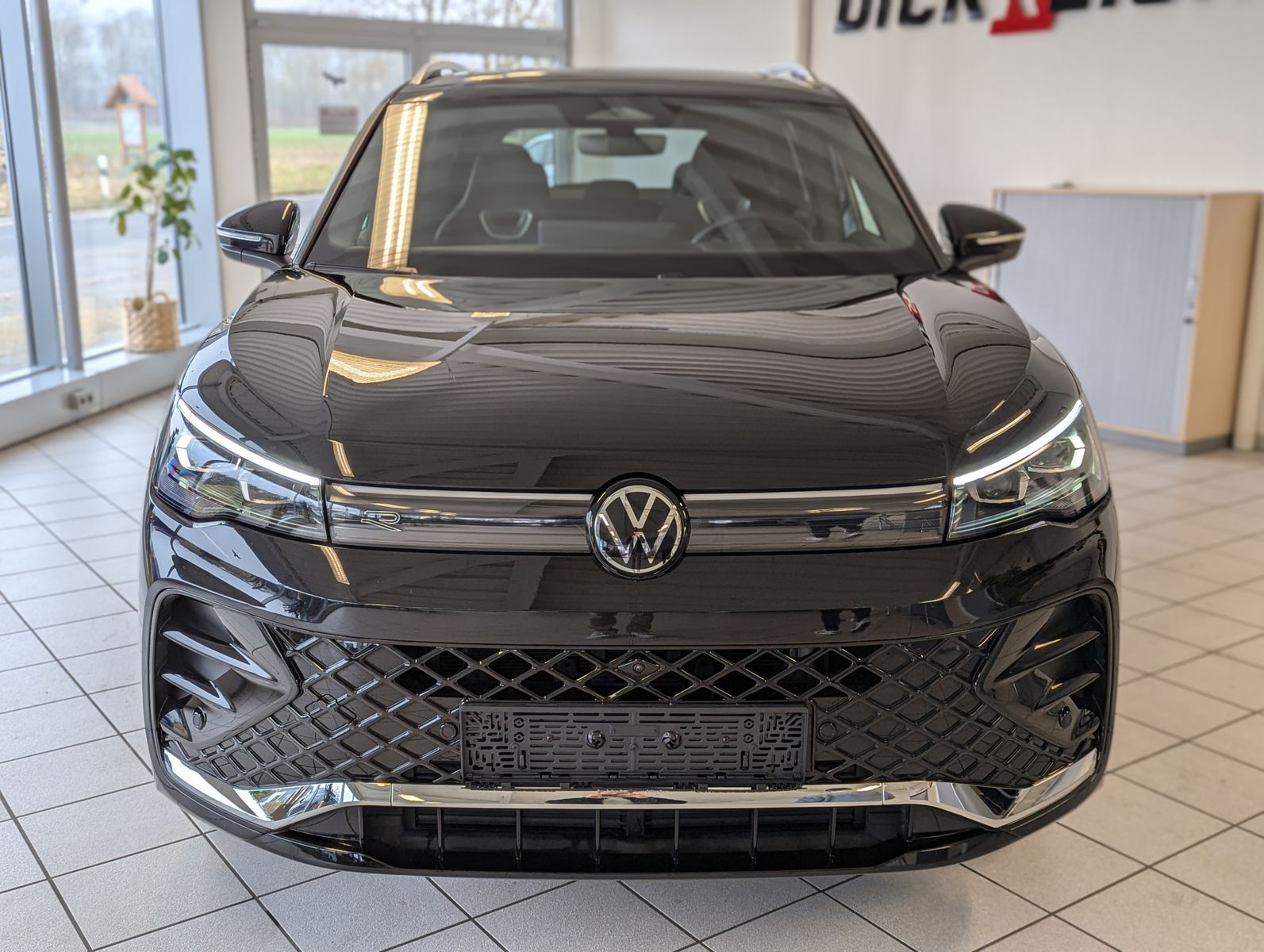 VW Tiguan 2.0TDI R-Line 4M Pano H/K AHK Matrix 20" - Image 2