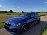 BMW 330i Touring M Sport, Pano/Laser/AHK/DAP - blaue BMW 330